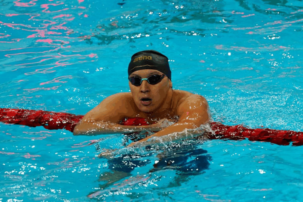 Казахстанец завоевал серебро чемпионата мира по параплаванию в Сингапуре