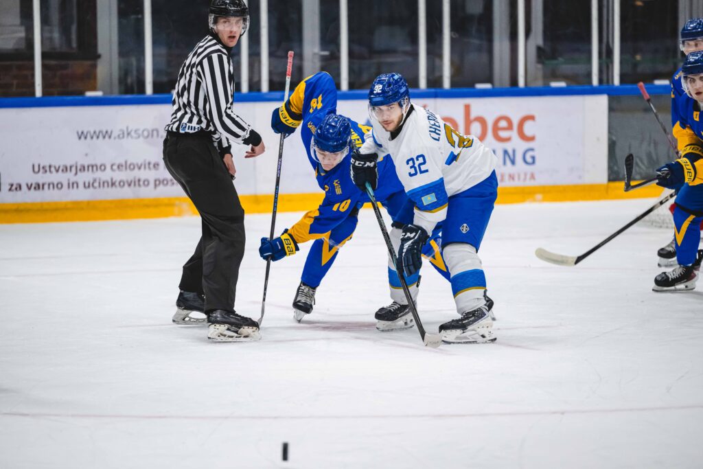 Молодёжная сборная Казахстана по хоккею вырвала победу у Словении