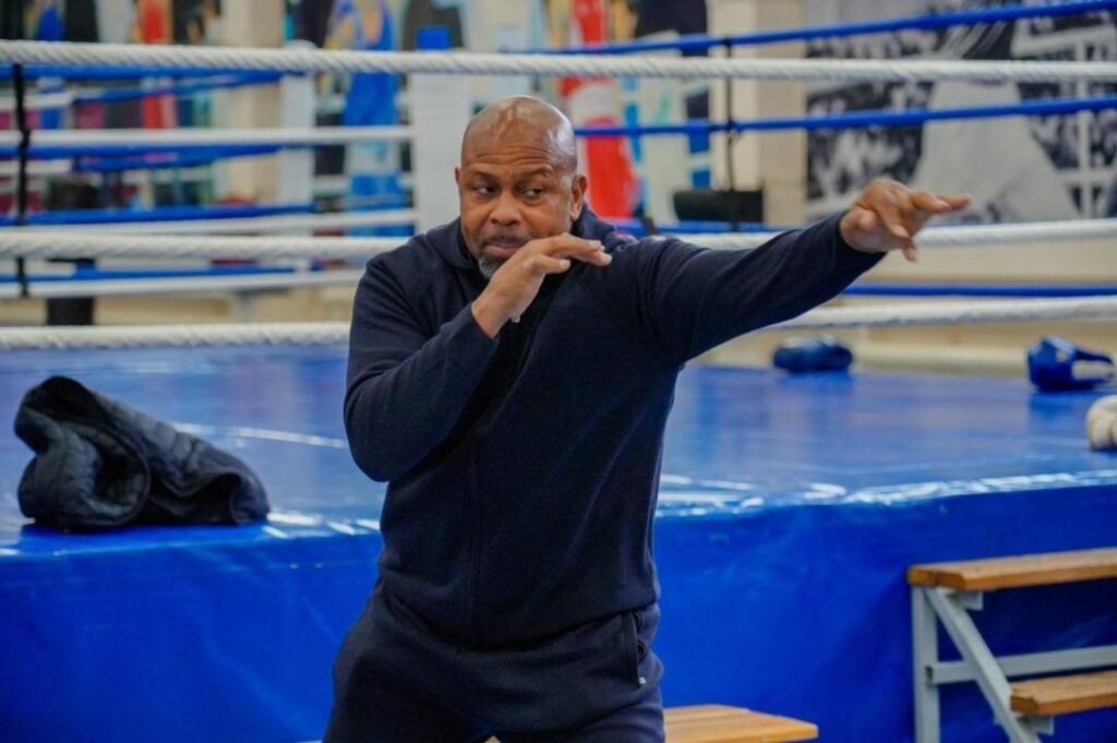 Рой Джонс провёл мастер-класс для юных боксёров в Астане