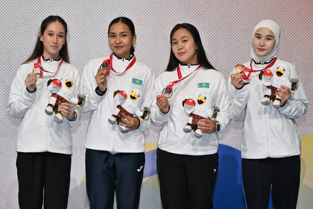 Фехтовальщицы