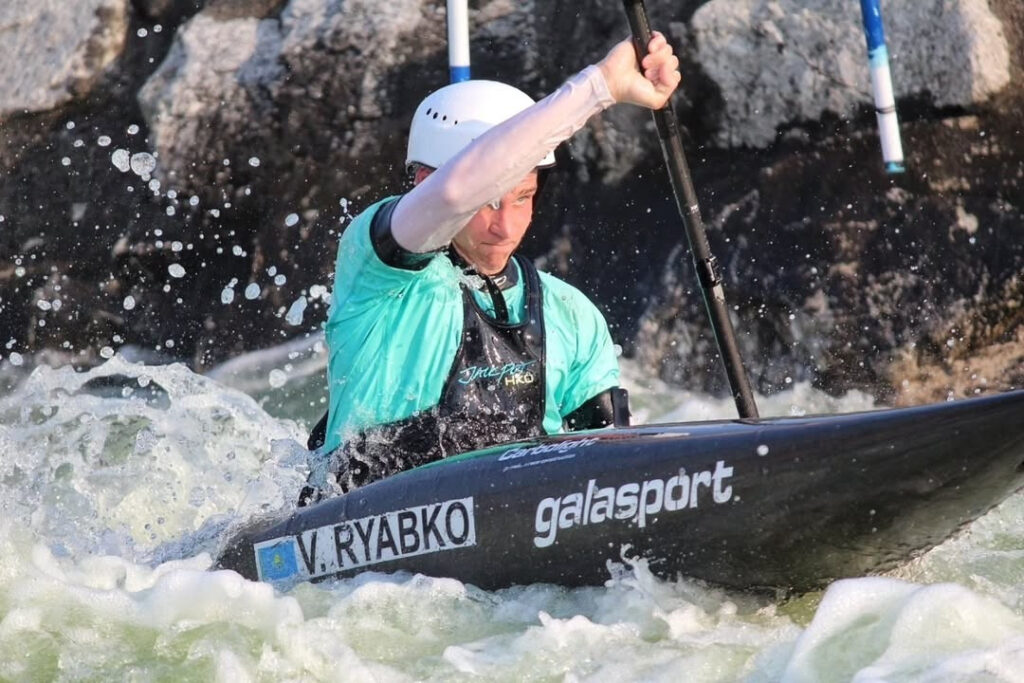 Владислав Рябко занял третье место на международном турнире по гребному слалому Гребля