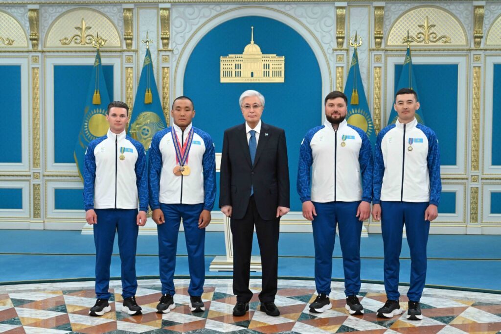 Токаев наградил чемпиона ХІV зимних Паралимпийских игр Ербола Хамитова Вручение спорт